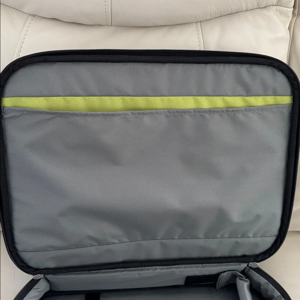 Case Logic black nylon laptop bag w/adjustable strap and top handle, NWOT